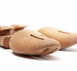 Schuhspanner aus Zedernholz – damit Schuhe länger in Form bleiben